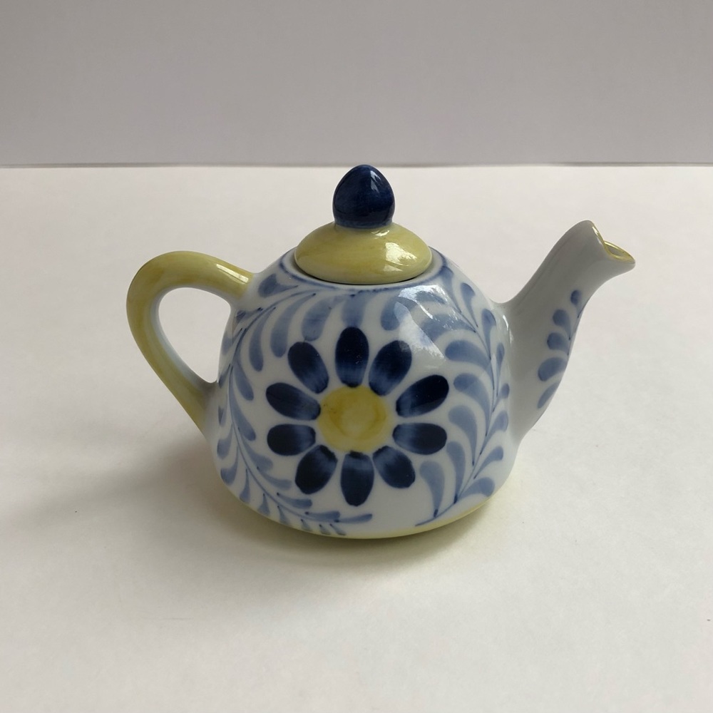 Andrea by Sadek miniature teapot